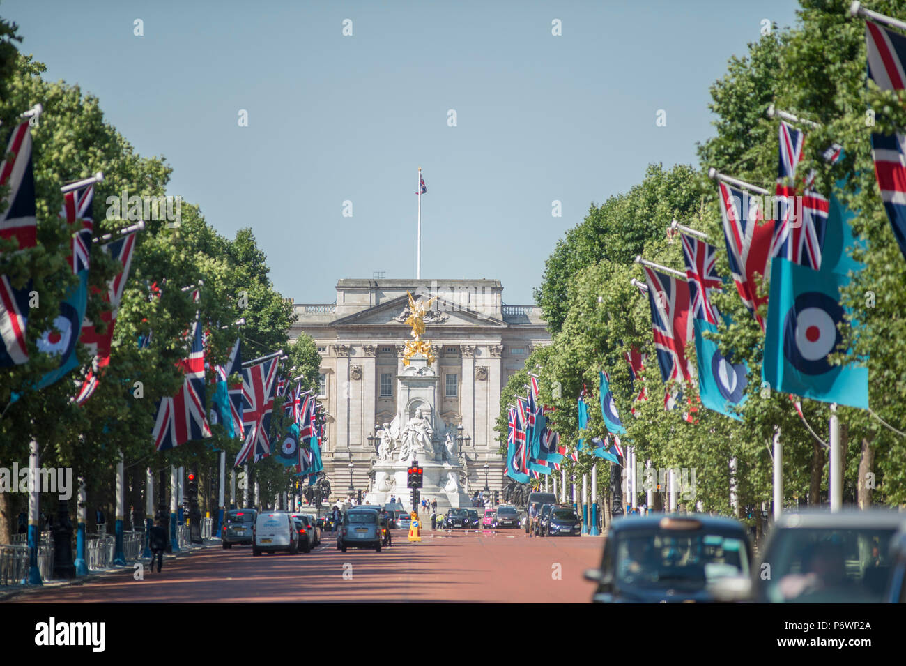 Il centro commerciale di Londra, Regno Unito. 3 Luglio, 2018. La RAF Roundel vola da bandiere di rivestimento del Mall e Horse Guards Road come parte della RAF100, celebrando il centenario della RAF. Credito: Malcolm Park/Alamy Live News. Foto Stock
