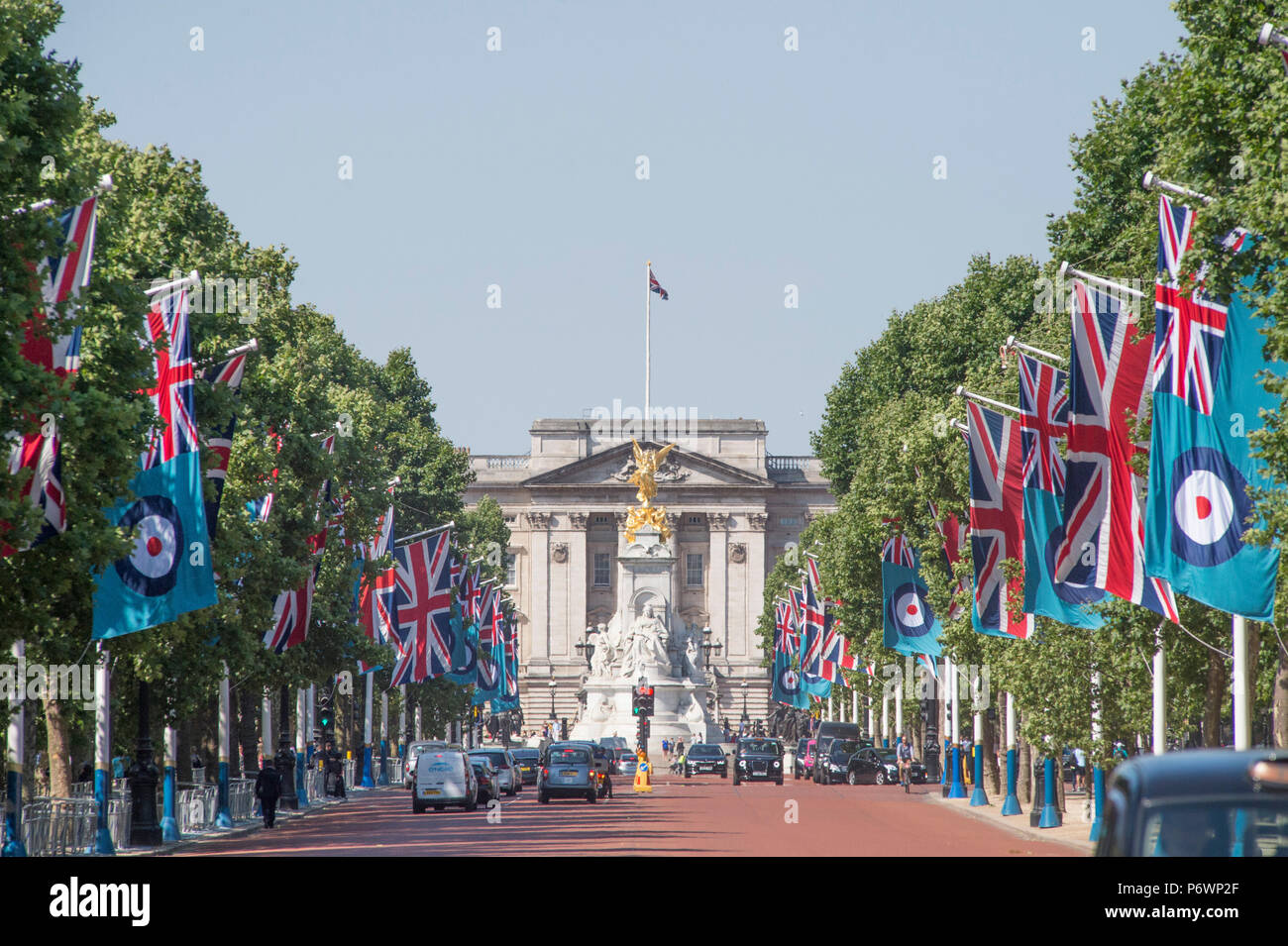 Il centro commerciale di Londra, Regno Unito. 3 Luglio, 2018. La RAF Roundel vola da bandiere di rivestimento del Mall e Horse Guards Road come parte della RAF100, celebrando il centenario della RAF. Credito: Malcolm Park/Alamy Live News. Foto Stock