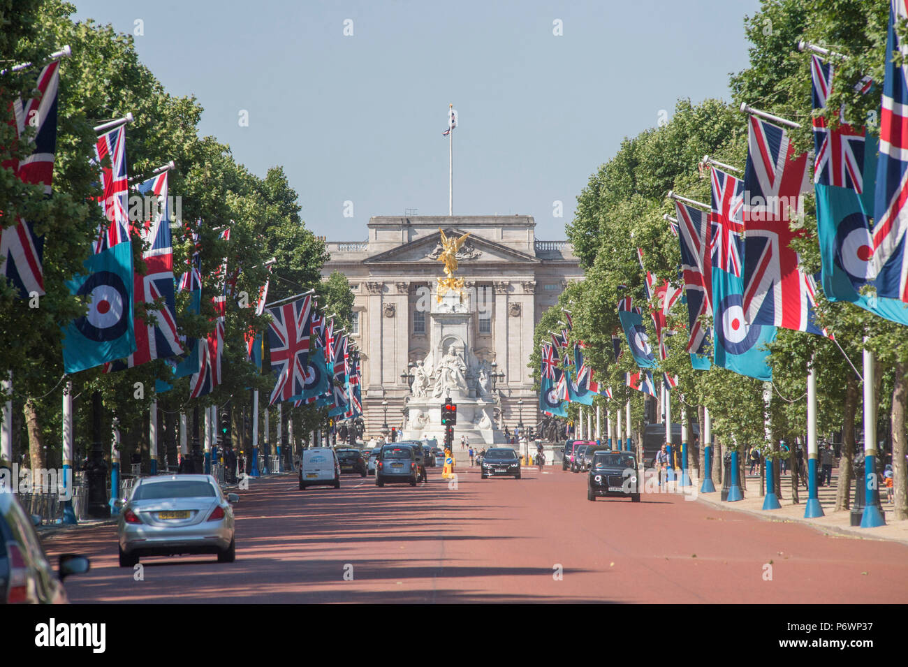 Il centro commerciale di Londra, Regno Unito. 3 Luglio, 2018. La RAF Roundel vola da bandiere di rivestimento del Mall e Horse Guards Road come parte della RAF100, celebrando il centenario della RAF. Credito: Malcolm Park/Alamy Live News. Foto Stock