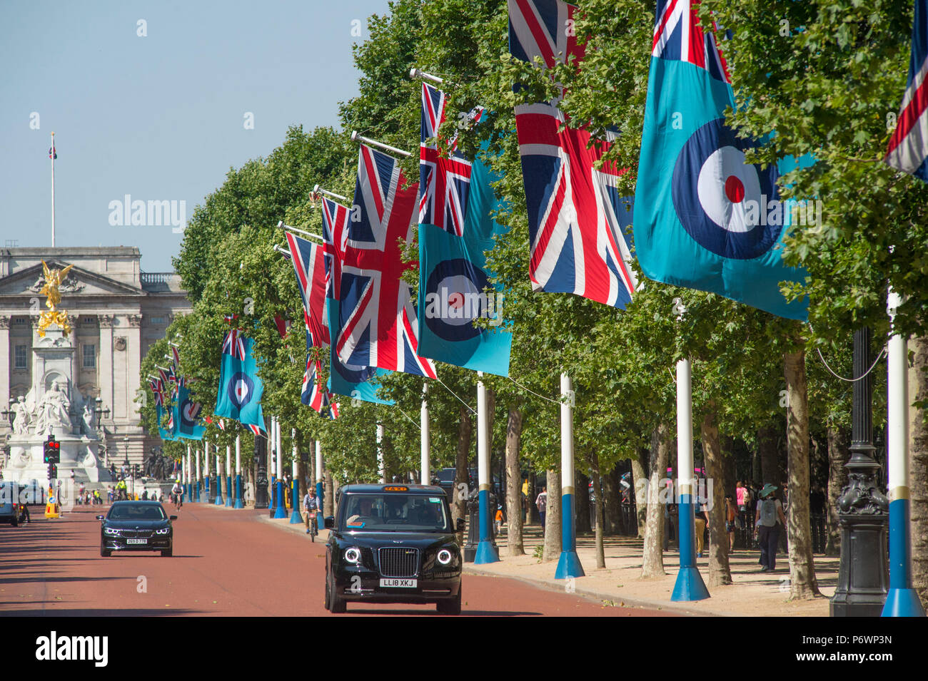 Il centro commerciale di Londra, Regno Unito. 3 Luglio, 2018. La RAF Roundel vola da bandiere di rivestimento del Mall e Horse Guards Road come parte della RAF100, celebrando il centenario della RAF. Credito: Malcolm Park/Alamy Live News. Foto Stock