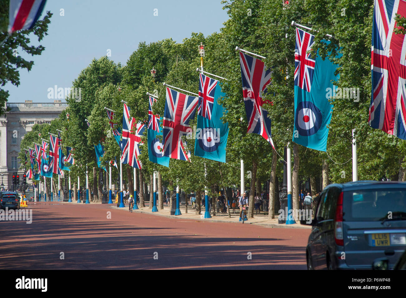 Il centro commerciale di Londra, Regno Unito. 3 Luglio, 2018. La RAF Roundel vola da bandiere di rivestimento del Mall e Horse Guards Road come parte della RAF100, celebrando il centenario della RAF. Credito: Malcolm Park/Alamy Live News. Foto Stock