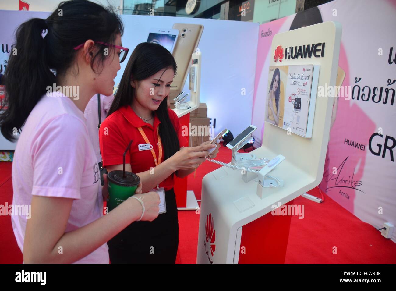 (180703) -- PECHINO, 3 luglio 2018 (Xinhua) -- un membro del personale introduce un Huawei smart phone a un cliente durante il suo evento di lancio di Vientiane, Laos, Dic 17, 2016. (Per andare con Xinhua notizia: Come Lancang-Mekong cooperazione sta cambiando la regione) (Xinhua/Liu Ailun) (jmmn) Foto Stock