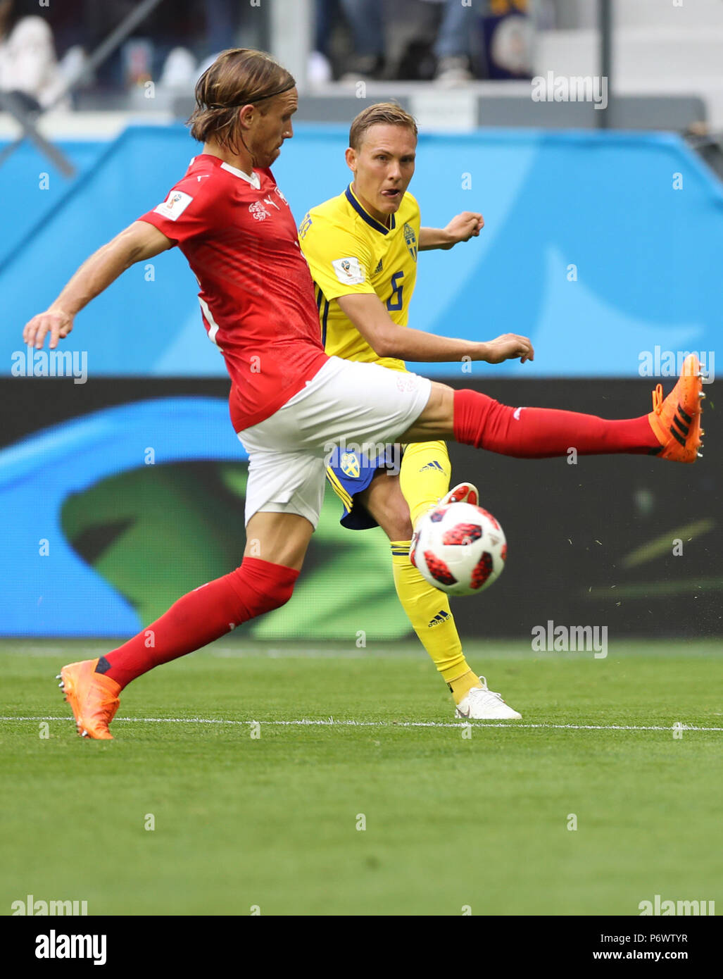 San Pietroburgo, Russia. 3 Luglio, 2018. Michael Lang (L) della Svizzera con vies Ludwig Augustinsson di Svezia durante il 2018 FIFA World Cup round di 16 Corrispondenza tra la Svizzera e la Svezia a San Pietroburgo, Russia, Luglio 3, 2018. Credito: Xu Zijian/Xinhua/Alamy Live News Foto Stock