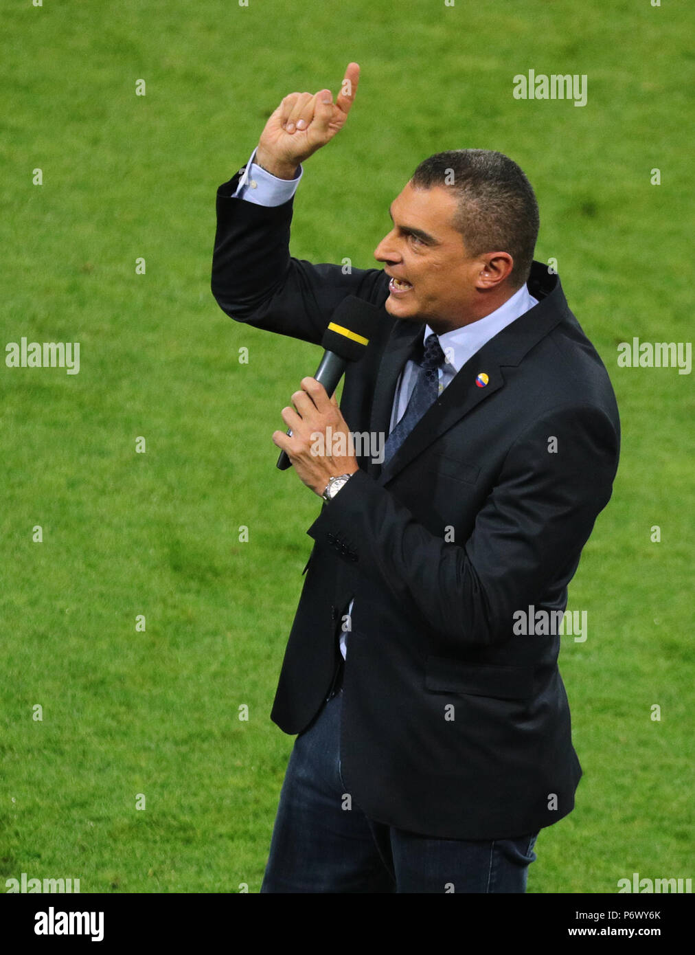 Mosca, Russia. 03 Luglio, 2018. Calcio: Coppa del Mondo, Ottavo di finale, Colombia vs Inghilterra nel Spartak Stadium. Colombiano ex portiere di calcio Faryd Mondragon parlando ai tifosi allo stadio prima del gioco. Credito: Christian Charisius/dpa Credito: dpa picture alliance/Alamy Live News/dpa/Alamy Live News Foto Stock