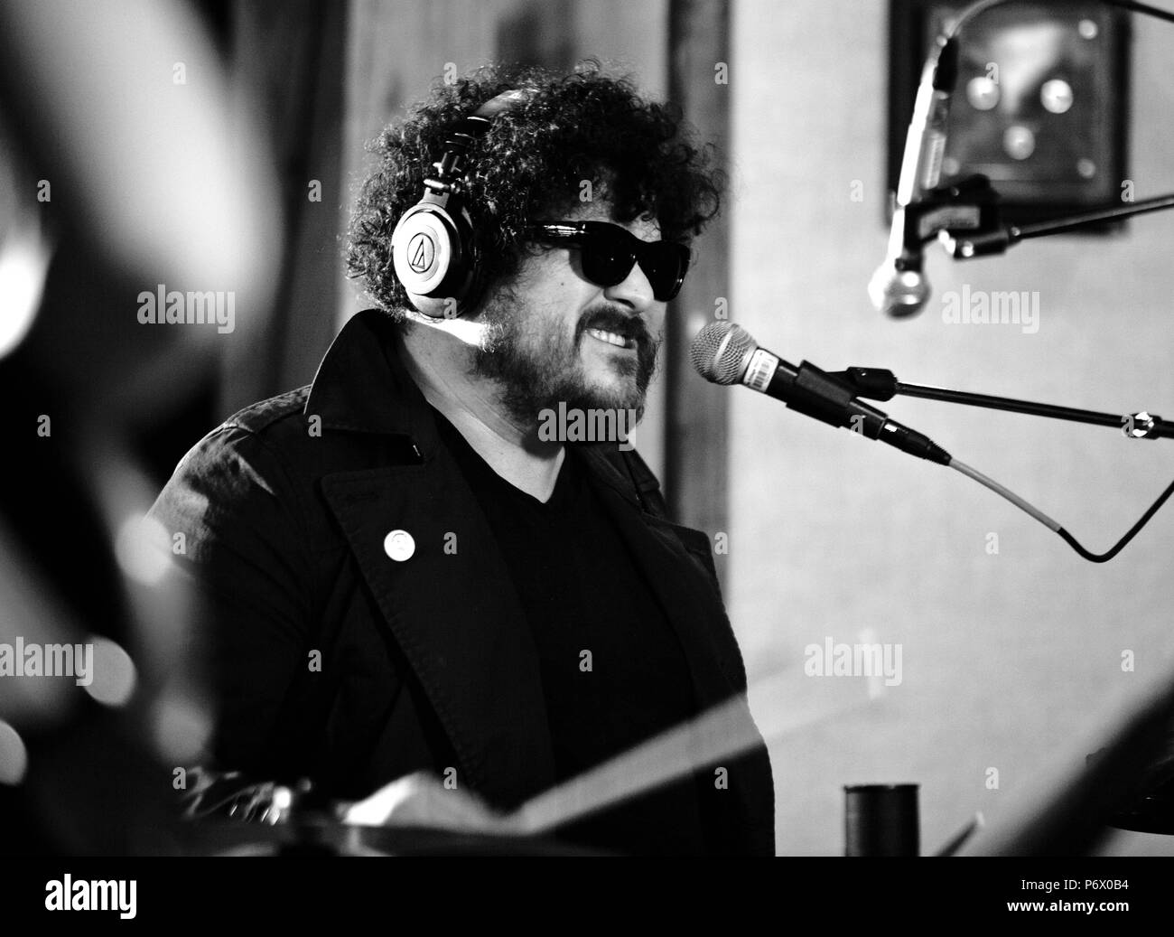 RICHARD SWIFT (Marzo 16, 1977 - 3 luglio 2018) era un cantante americano, cantautore, multi-strumentista, produttore e breve film-maker. Egli è un ex membro della indie rock band gli stinchi, archi, ed è stata anche una parte dei tasti neri' live band dal 2014 fino alla sua morte, eseguire come loro touring bassista e cantante di supporto. Egli è il fondatore e proprietario, e la registrazione di ingegnere di libertà nazionale, uno studio di registrazione situato in Oregon e ha lavorato come produttore di numerosi atti. Nella foto: 10 agosto 2015 - Los Angeles, California, Stati Uniti - Richard Swift dei tasti neri in una sessione di registrazione. Foto Stock