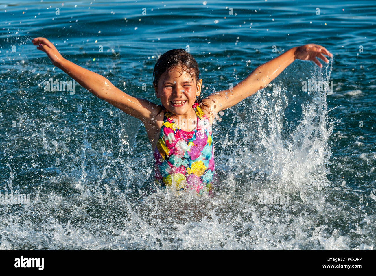 Schull, West Cork, Irlanda . Hannah o'Driscoll, 7, da Ballydehob, suona, in mare questa sera. L'onda di calore non mostra alcun segno di fine con temperature che si prevede siano in gradi Celsius alti 20°per almeno una settimana. Credit: AG News/Alamy Live News. Foto Stock