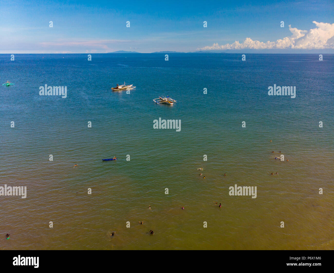 Vista aerea di imbarcazioni da diporto e imbarcazioni da pesca, e turisti mentre godendo le acque di Laiya, San Juan, Batangas Foto Stock