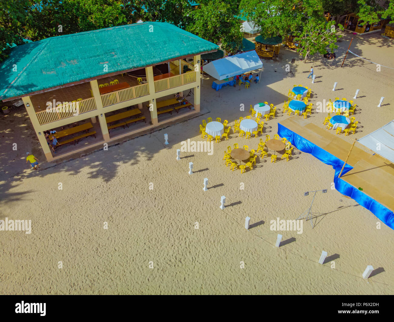 Vista aerea dei visitatori durante l'attesa per l'inizio dell'estate gita aziendale manifestazione svoltasi presso la spiaggia di Laiya, San Juan, Batangas Foto Stock