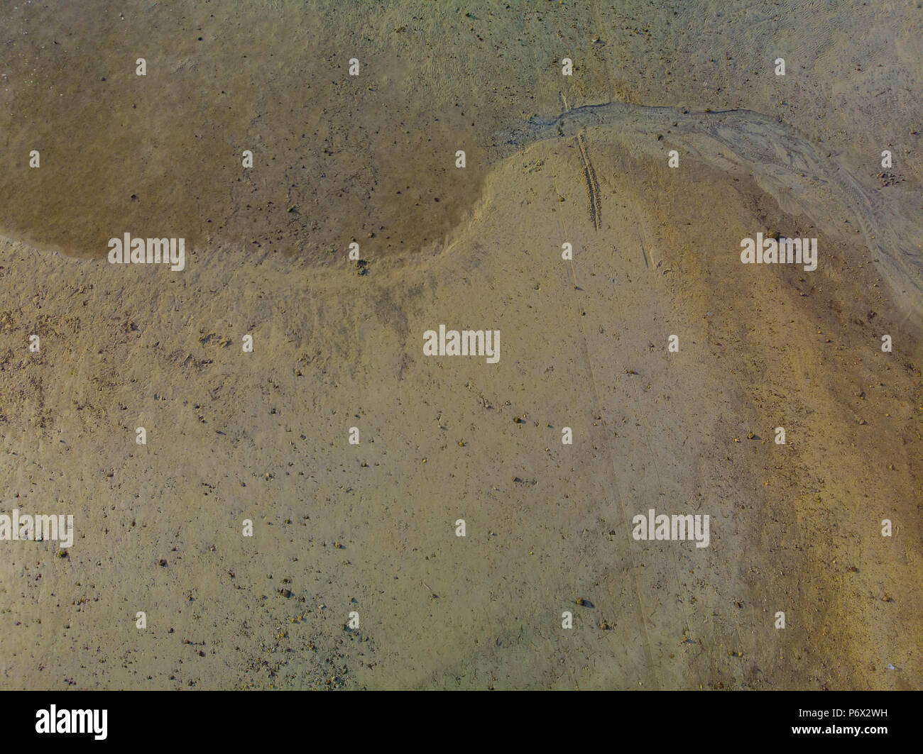 Splendida spiaggia di sabbia pattern come un riflesso della bassa marea a Laiya, Batangas Foto Stock