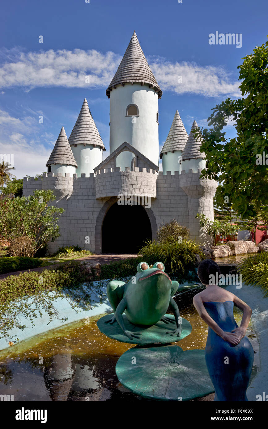 Parco a tema per bambini di Nursery Rhymes e personaggi di libri di storia presso la fattoria di pecore di Pattaya, Thailandia Sud-Est asiatico. Storybook e luogo di filastrocche. Foto Stock