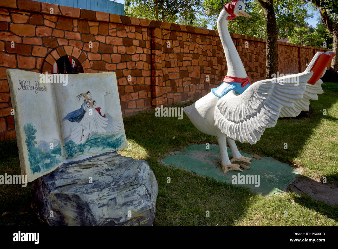 Parco a tema per bambini di Nursery Rhymes e personaggi di libri di storia presso la fattoria di pecore di Pattaya, Thailandia Sud-Est asiatico. Storybook e luogo di filastrocche. Foto Stock