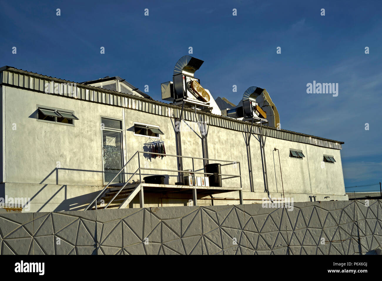 Ventilazione industriale e ventola estrattore unità montate sul tetto di una fabbrica Foto Stock