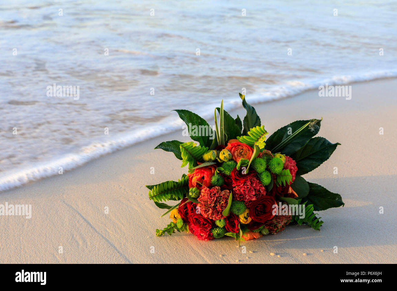 Bouquet nuziale nella sabbia, Elbow Beach, Bermuda Foto Stock