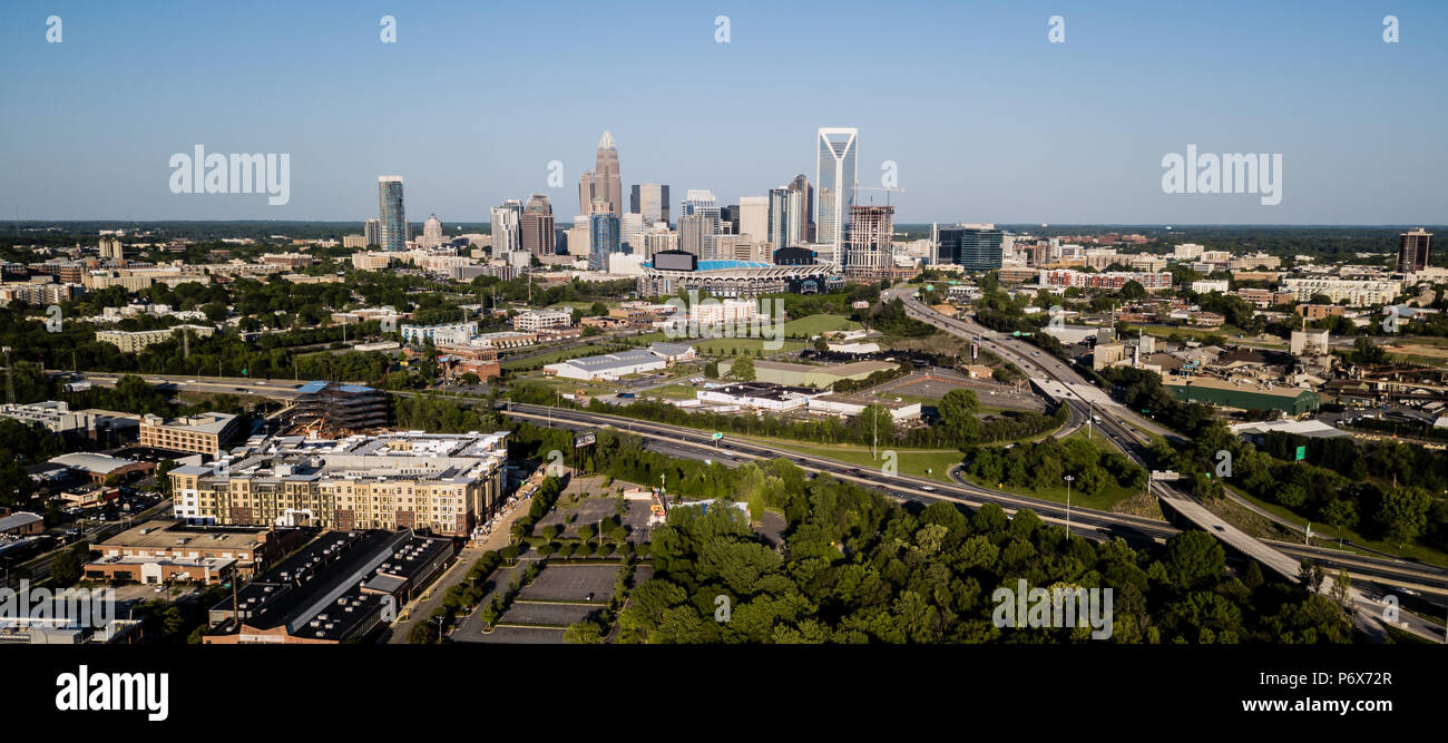 Vista panoramica della crescente cityscape, autostrade e gli edifici di Charlotte NC Foto Stock