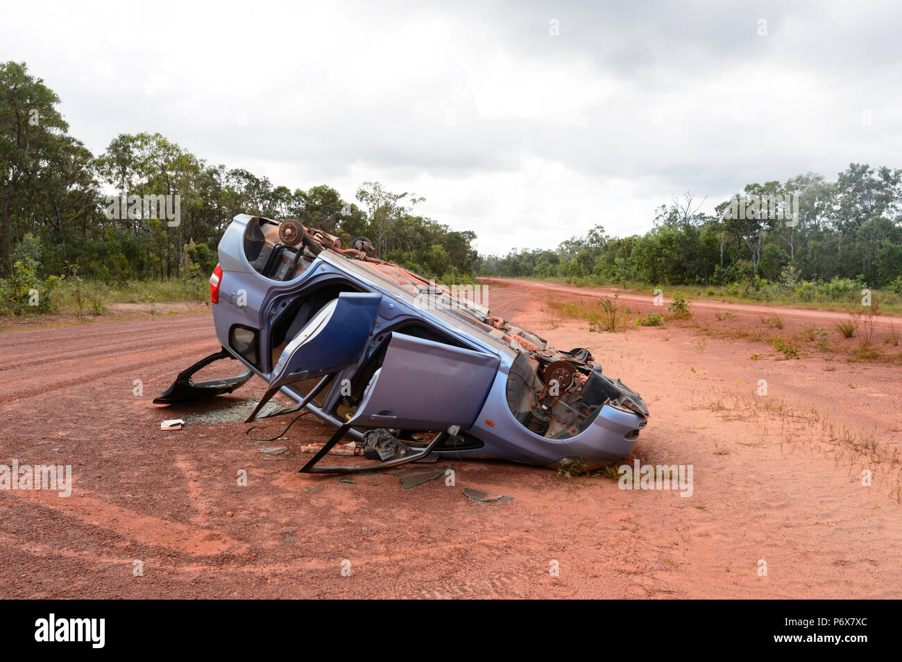 Ribaltata e abandonned auto sulla penisola di strada di sviluppo, PDR, Cape York Peninsula, estremo Nord Queensland, FNQ, QLD, Australia Foto Stock