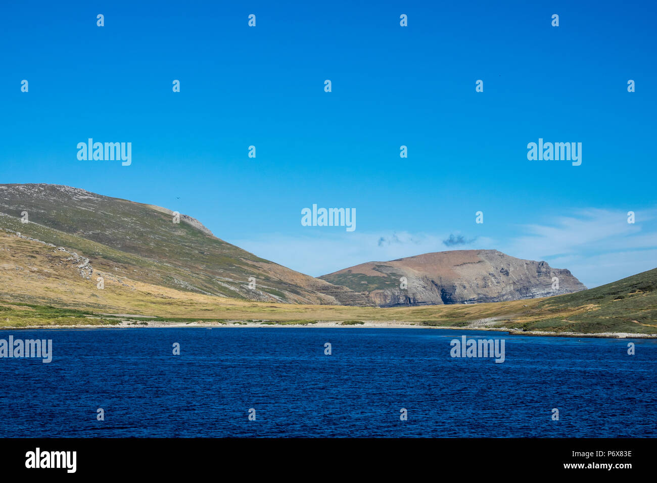 Barca a vela in Byron il suono verso la tomba Cove, West Falkland, Isole Falkland Foto Stock