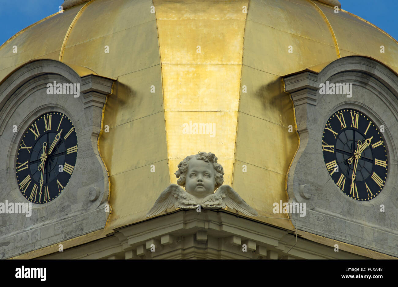 Torre con orologio e la figura di un angelo sulla fortezza di Pietro e Paolo a San Pietroburgo close-up Foto Stock