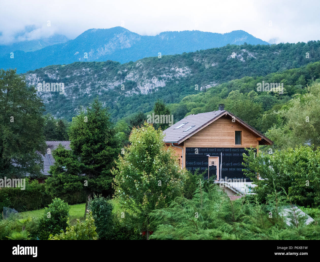 Moderna ed ecologica casa situata nei dintorni di Annecy Francia Foto Stock