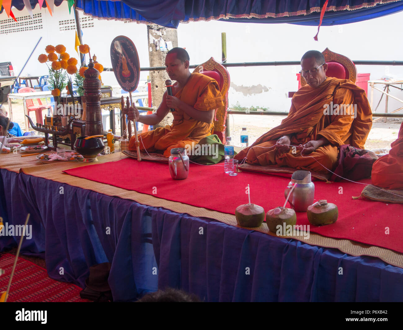 Monaco tailandese nel villaggio locale. Donazione buddista evento in Burirum Provincia, 22 Aprile, 2018. Foto Stock