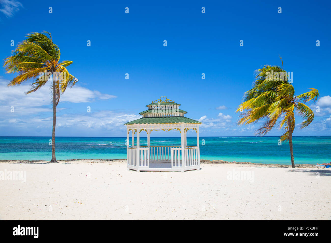 Cuba, Holguín, gazebo su Playa Guardalvaca Foto Stock