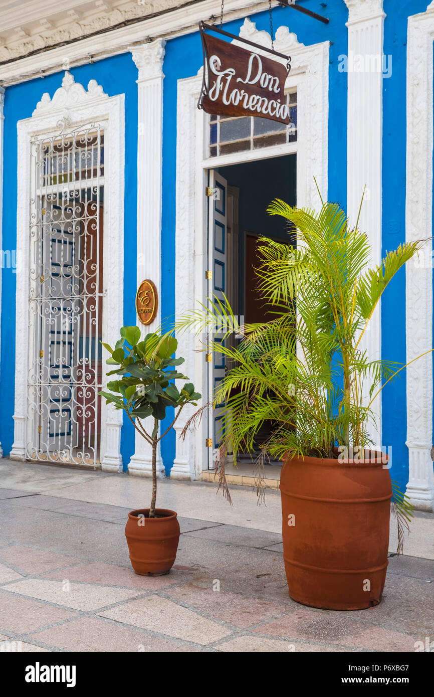 Cuba, Sancti Spiritus, Sancti Spiritus, Calle Independencia Sur - strada pedonale dello shopping, Don Florencio hotel Foto Stock