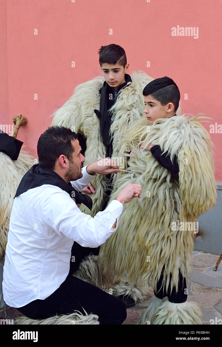 Vestizione del carnevale di Ottana, Sardegna Foto Stock