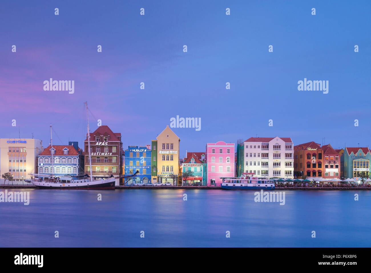 Curacao Willemstad, vista di St Anna Bay, guardando verso edifici coloniali Olandesi su Handelskade lungo Punda il waterfront Foto Stock