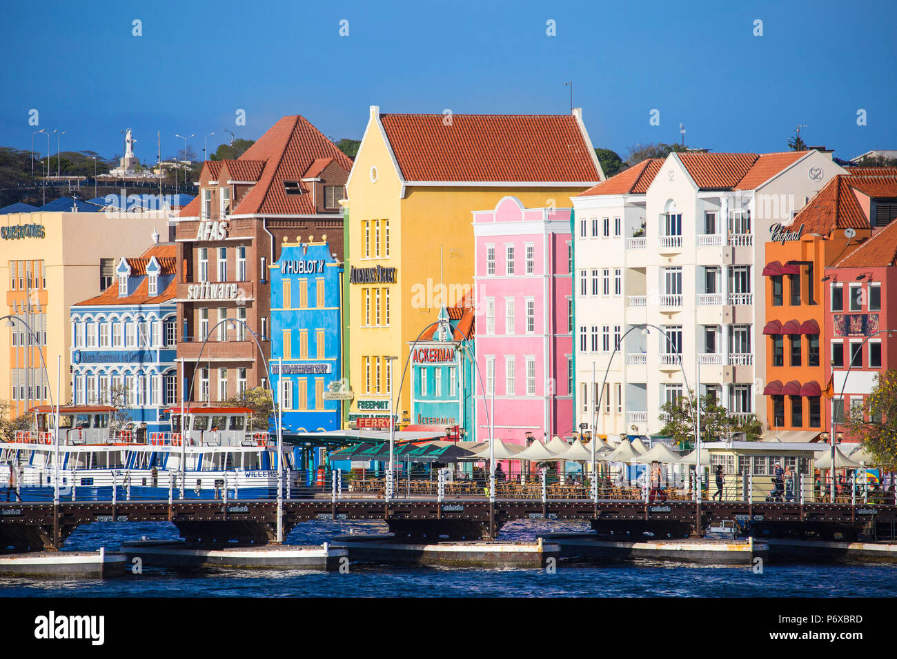 Curacao Willemstad, edifici coloniali Olandesi su Handelskade Punda lungo il litorale e Queen Emma bridge pontone - somtimes chiamato la swinging old Lady di Curacao Foto Stock