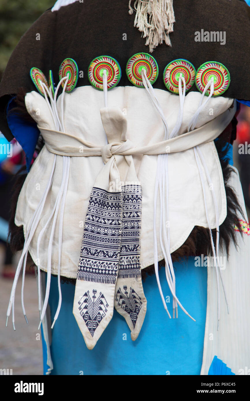 Naxi donna in abiti tradizionali di eseguire la danza, Lijiang (Patrimonio Mondiale dell'UNESCO), Yunnan, Cina Foto Stock