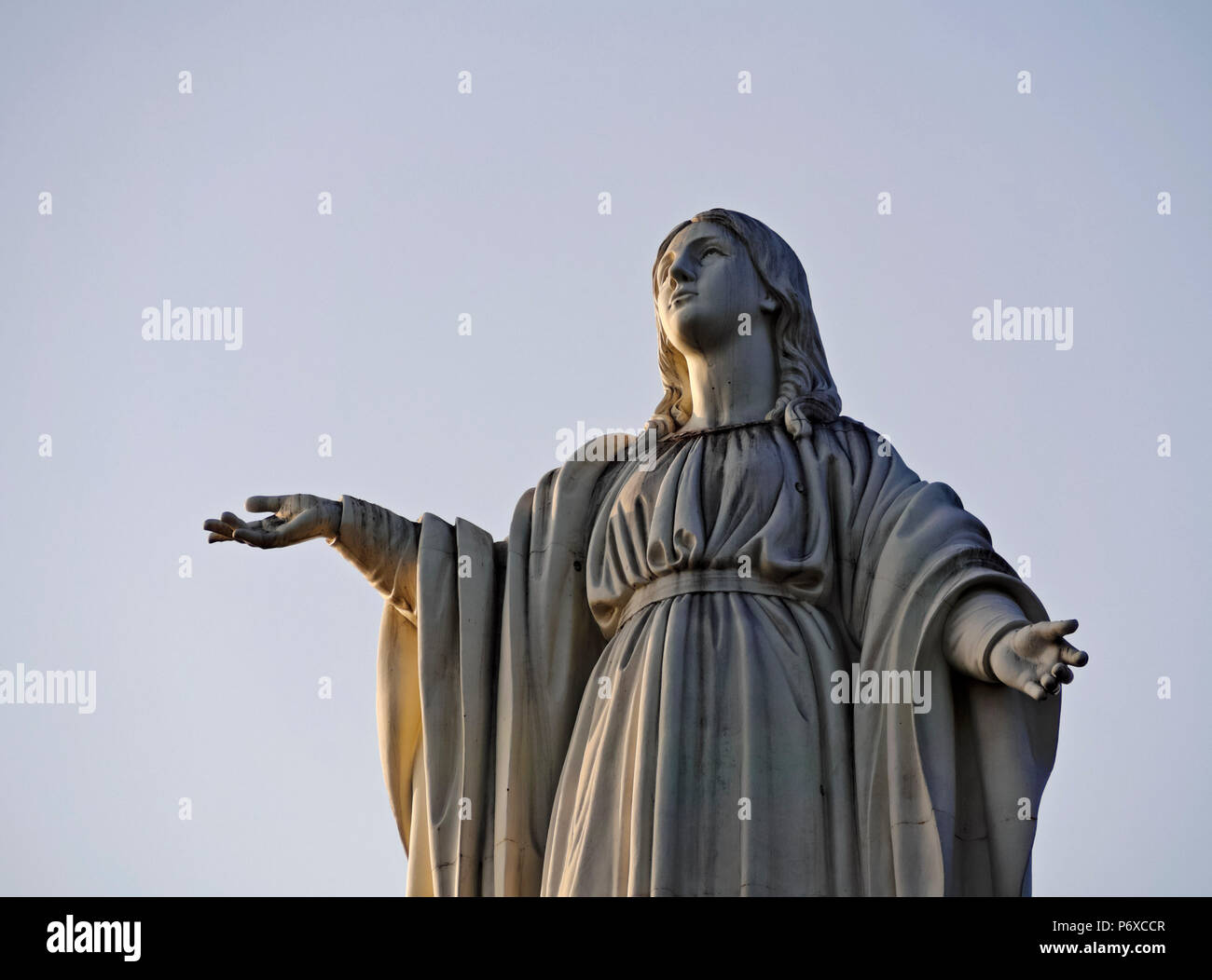 Il Cile, Santiago, statua della Vergine Maria sulla cima della collina di San Cristobal. Foto Stock