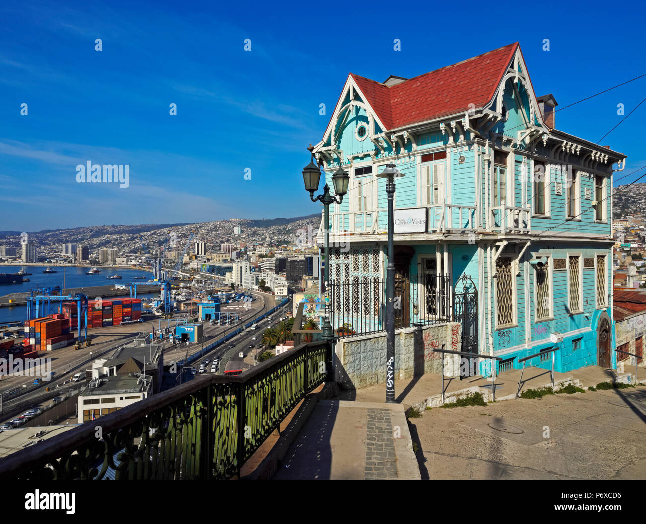 Il Cile, Valparaiso, Artilleria Hill, vista la caratteristica casa blu Casa Cuatro Vientos Hotel e ristorante. Foto Stock