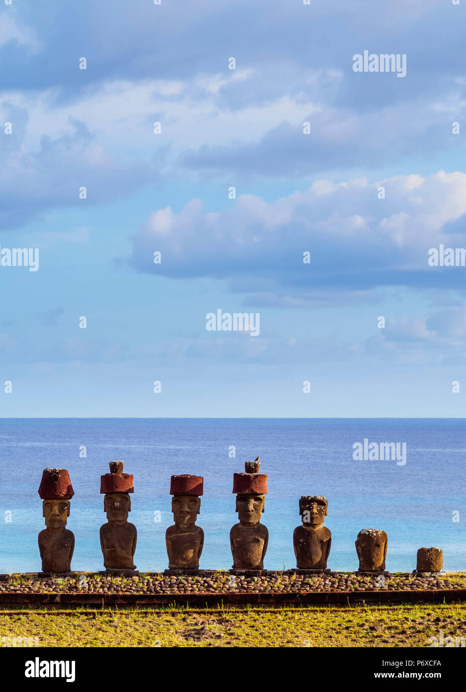 Moais in Ahu Nau Nau dalla spiaggia di Anakena, Parco Nazionale di Rapa Nui, Isola di Pasqua, Cile Foto Stock