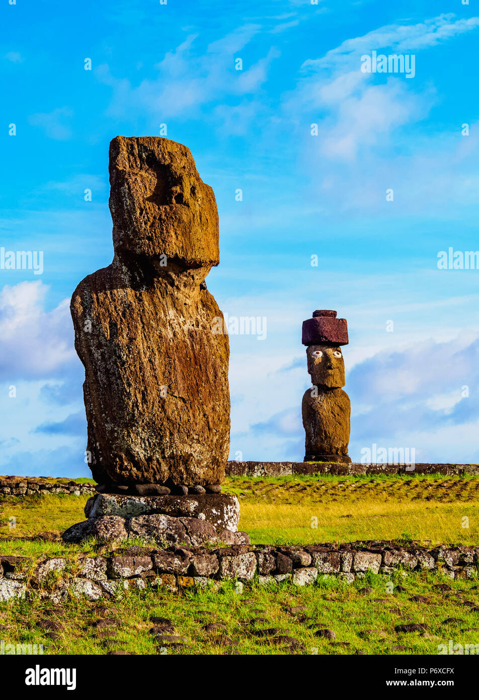 Moais in Tahai complesso archeologico, Parco Nazionale di Rapa Nui, Isola di Pasqua, Cile Foto Stock