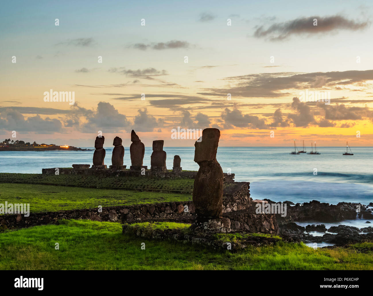 Moais in Tahai complesso archeologico al tramonto, Parco Nazionale di Rapa Nui, Isola di Pasqua, Cile Foto Stock