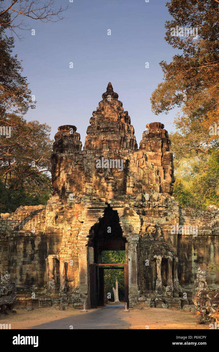 Cambogia, templi di Angkor (Sito UNESCO), Angkor Thom Porta Vittoria Foto Stock