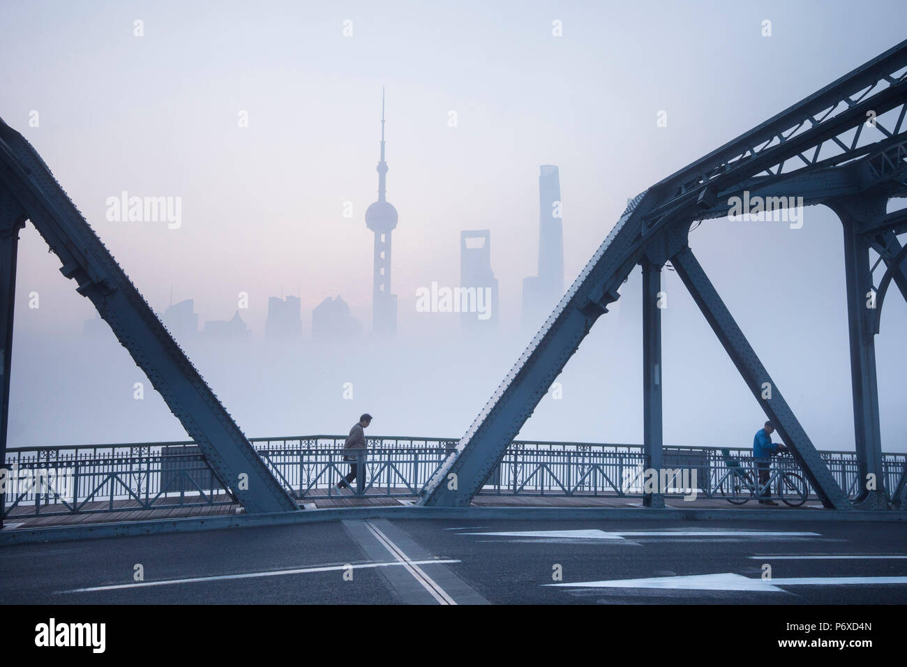 Skyline di Pudong & il ponte Waibaidu in una nebbiosa mattina di novembre, Shanghai, Cina Foto Stock