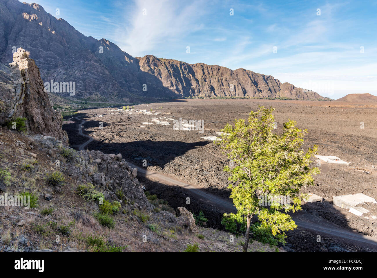 Africa, Capo Verde, Fogo. La parte del villaggio di Bangaeira distrutta dalla lava. Foto Stock