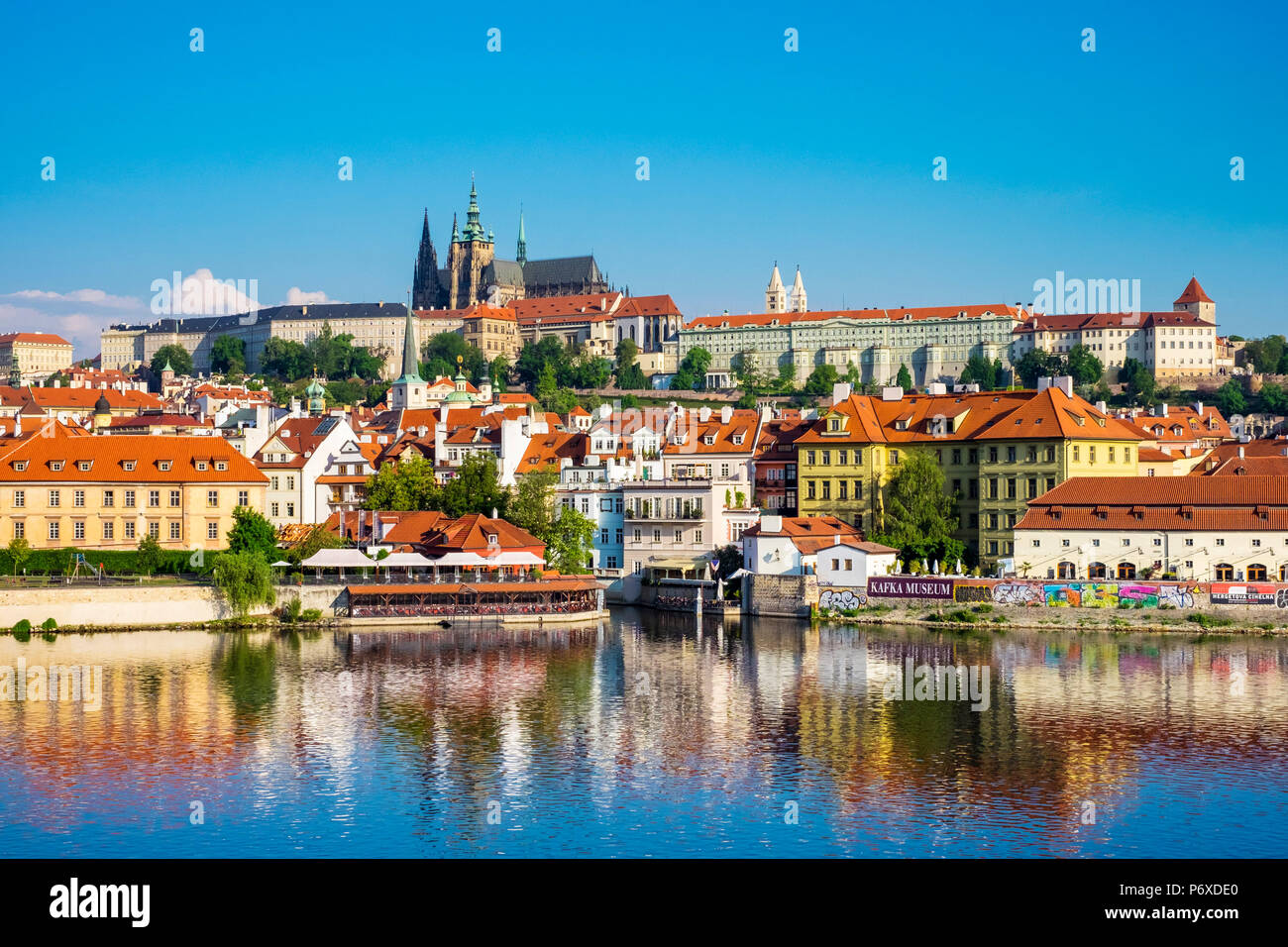 Repubblica Ceca, Praga. La vista del Castello di Praga, Prazsky hrad sul fiume Moldava, e gli edifici nel quartiere di Mala Strana. Foto Stock