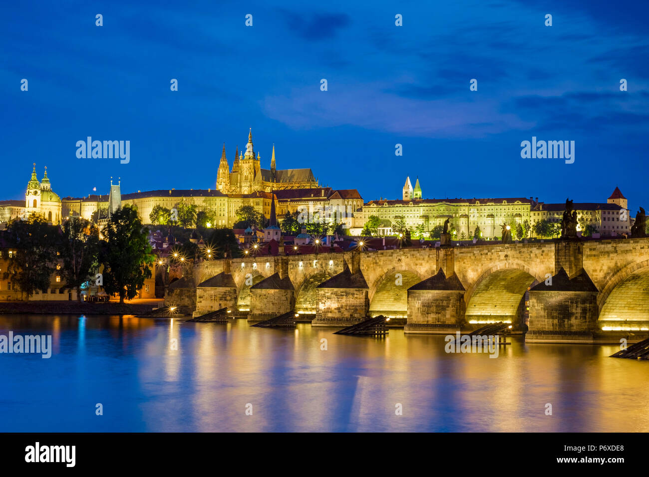 Repubblica Ceca, Praga Staré Mesto (Città Vecchia). Il Ponte Carlo e il Castello di Praga, Prazsky Hrad, sul fiume Moldava al crepuscolo. Foto Stock