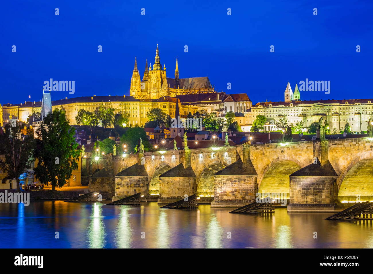 Repubblica Ceca, Praga Staré Mesto (Città Vecchia). Il Ponte Carlo e il Castello di Praga, Prazsky Hrad, sul fiume Moldava al crepuscolo. Foto Stock