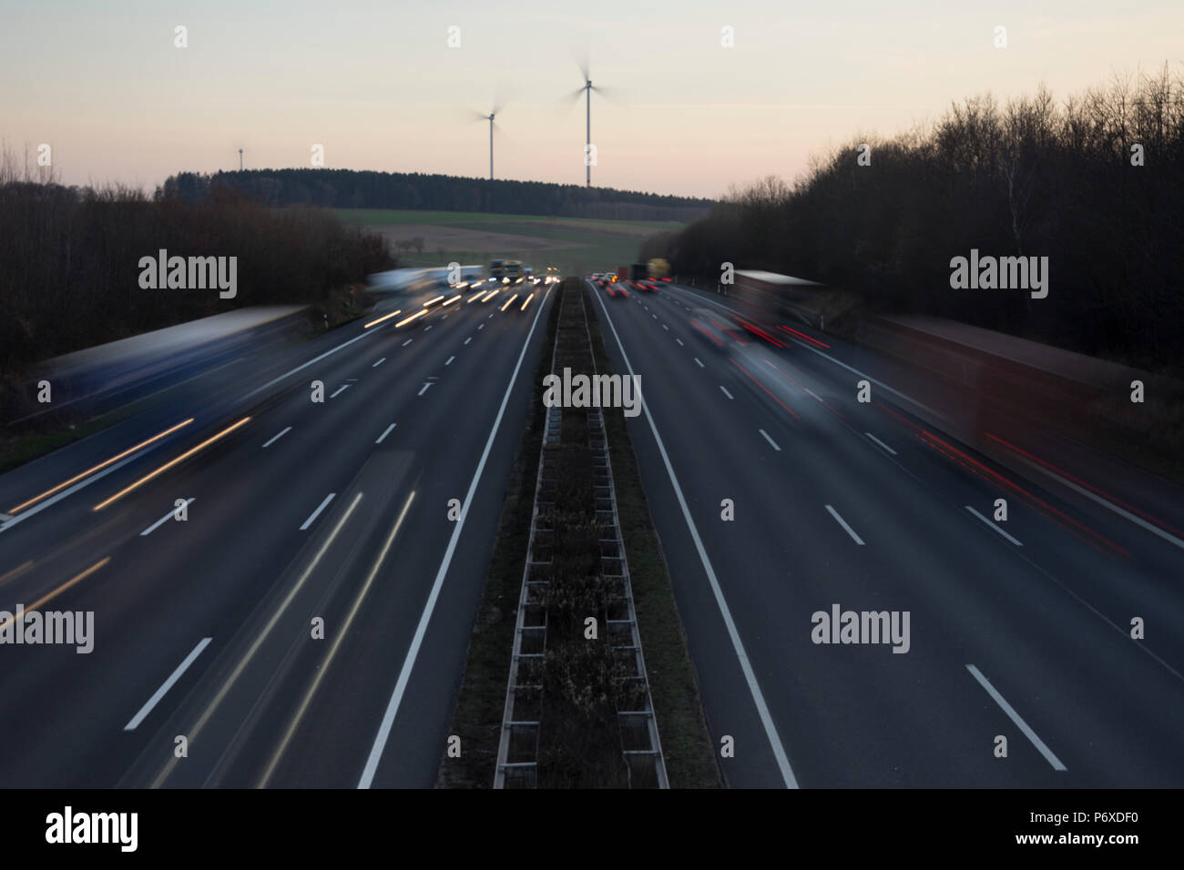 Sentieri di luce, Autobahn A7, Staufenberg, Bassa Sassonia, Germania Foto Stock