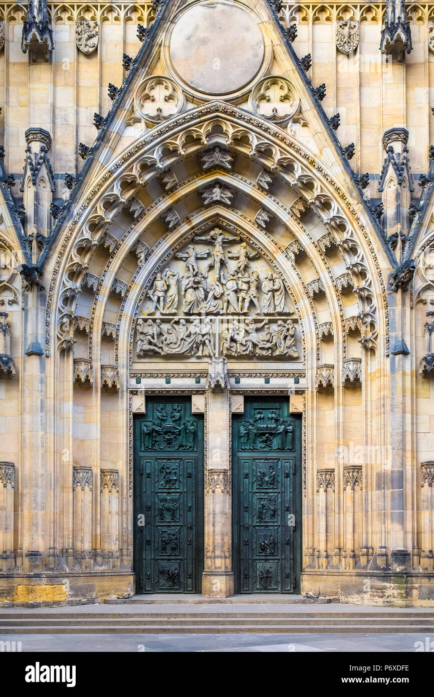 Repubblica Ceca, Praga. Entrata del portale della Cattedrale di San Vito, il Castello di Praga, Hradcany. Foto Stock