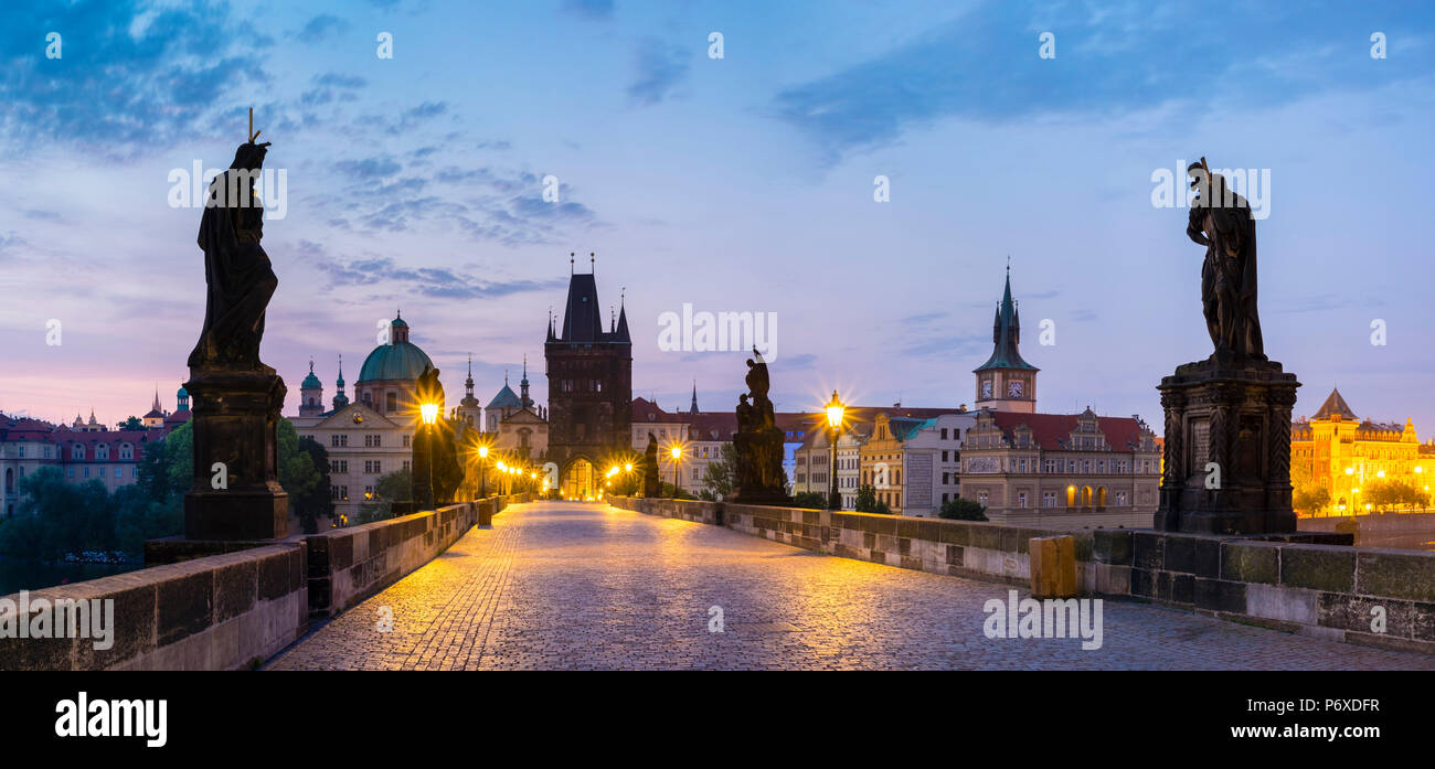 Repubblica Ceca, Praga Staré Mesto (Città Vecchia). Charles Bridge all'alba. Foto Stock