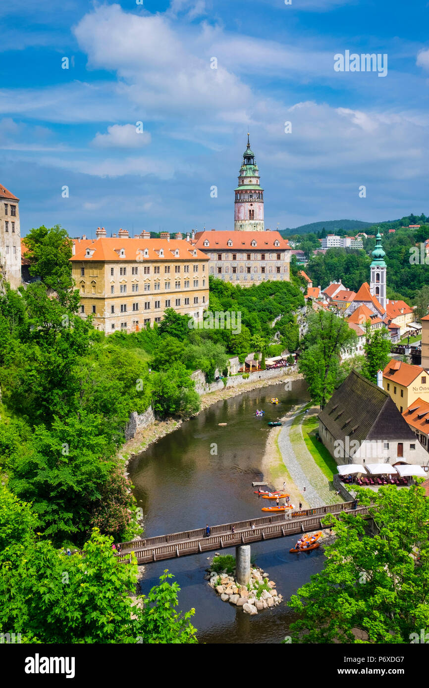 Repubblica Ceca, regione della Boemia del Sud, Cesky Krumlov. Castello di Cesky Krumlov sul fiume Moldava. Foto Stock