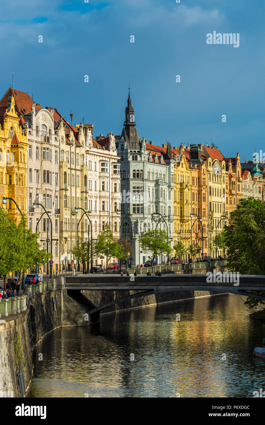 Edifici art nouveau lungo il fiume Moldava, Praga, Boemia, Repubblica Ceca Foto Stock