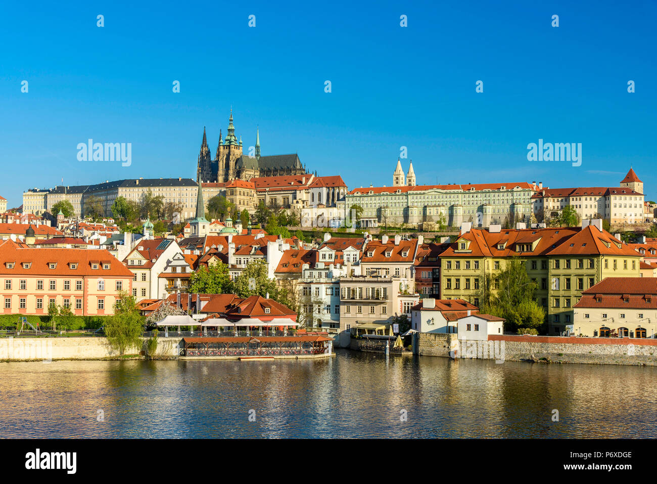 Vista sul quartiere di Mala Strana district e il fiume Moldava con la Cattedrale di San Vito e il complesso del Castello di Praga Praga, Boemia, Repubblica Ceca Foto Stock