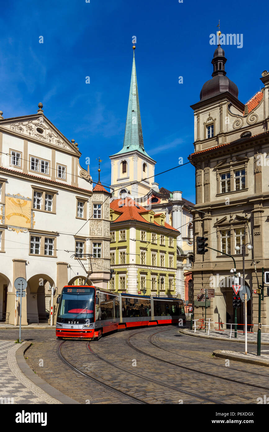 Street con il tram in Mala Strana, Praga, Boemia, Repubblica Ceca Foto Stock