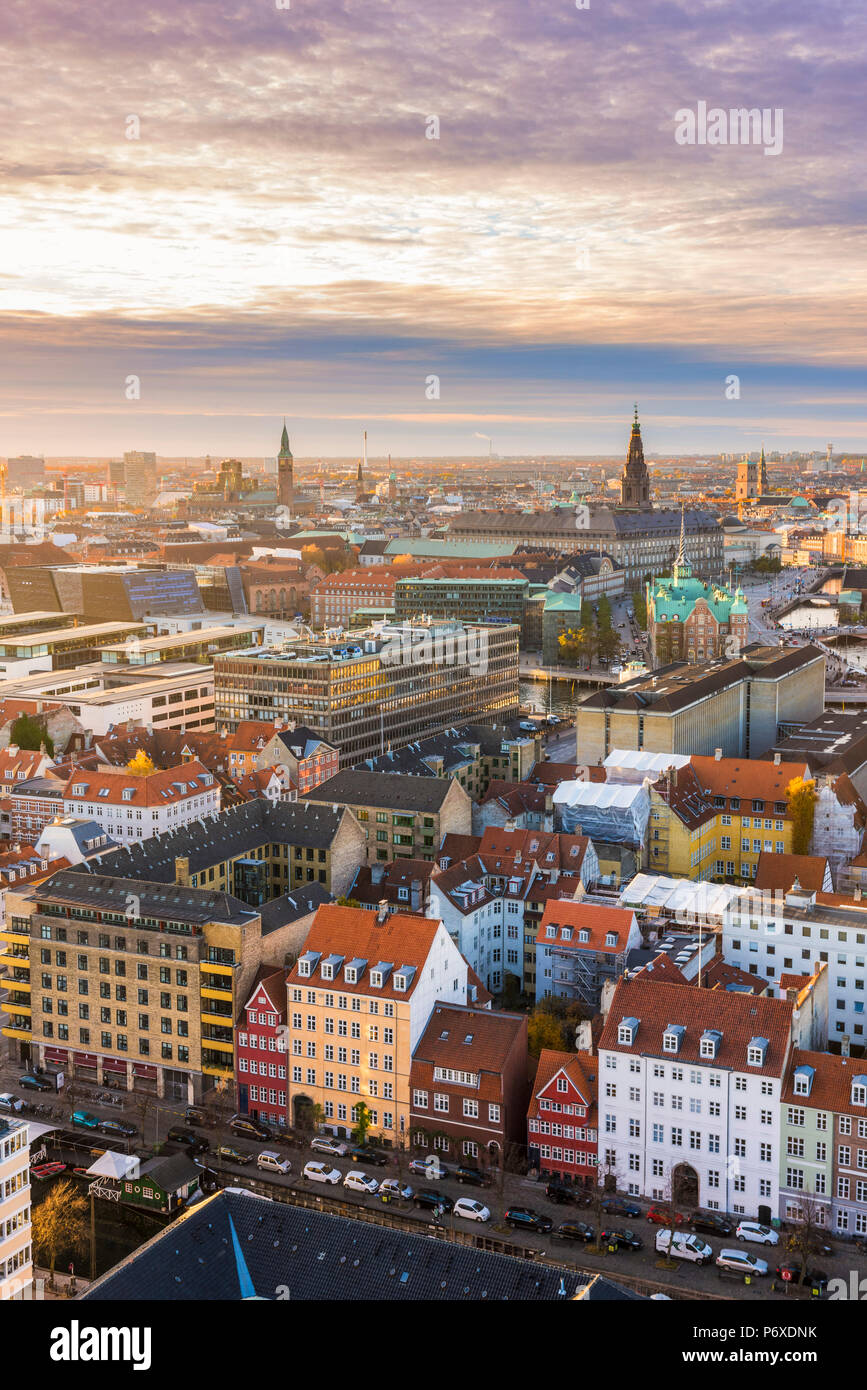 Copenaghen, Hovedstaden, Danimarca, il nord Europa. Angolo di alta vista sopra la città vecchia dal nostro Salvatore la Chiesa al tramonto. Foto Stock