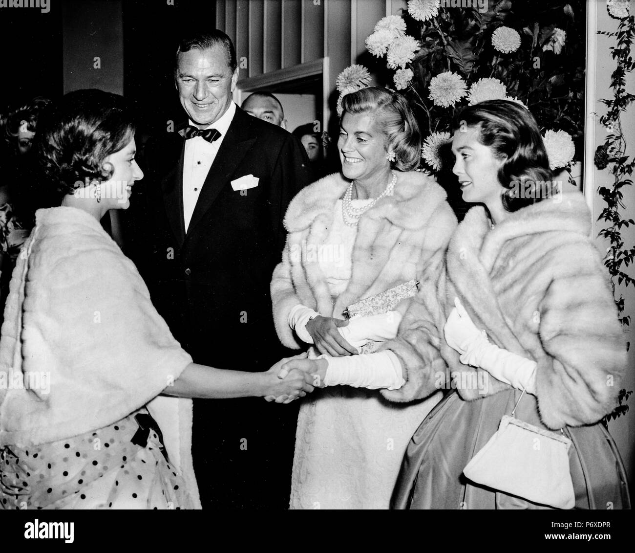 Gary Cooper, Veronica Cooper, Maria cooper stringono le mani con la principessa Margaret, premiere del film e cordura, cinema Odeon, Londra, ottobre 30, 1959 Foto Stock