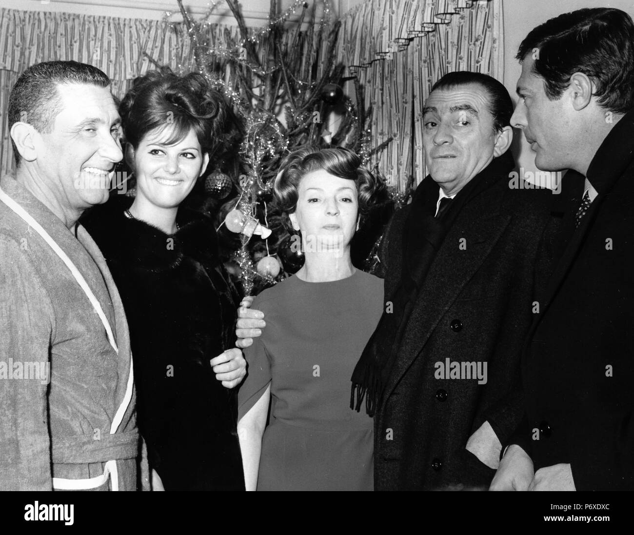 Claudia Cardinale, Luchino Visconti, Marcello Mastroianni, Alberto folchi con mia moglie, teatro Quirino, Roma 1961 Foto Stock
